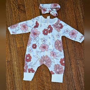 Infant Girl Romper with matching hair tie. Zipper closure.  Size 0-3 months